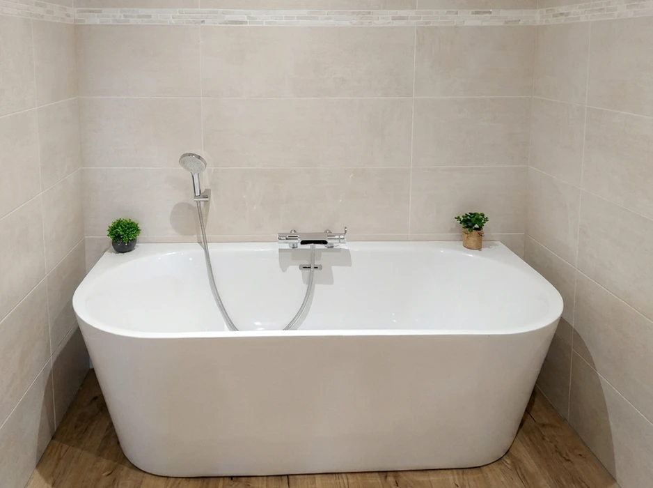 Salle de bain moderne avec baignoire îlot semi-encastrée blanche, robinetterie thermostatique chromée avec douchette flexible