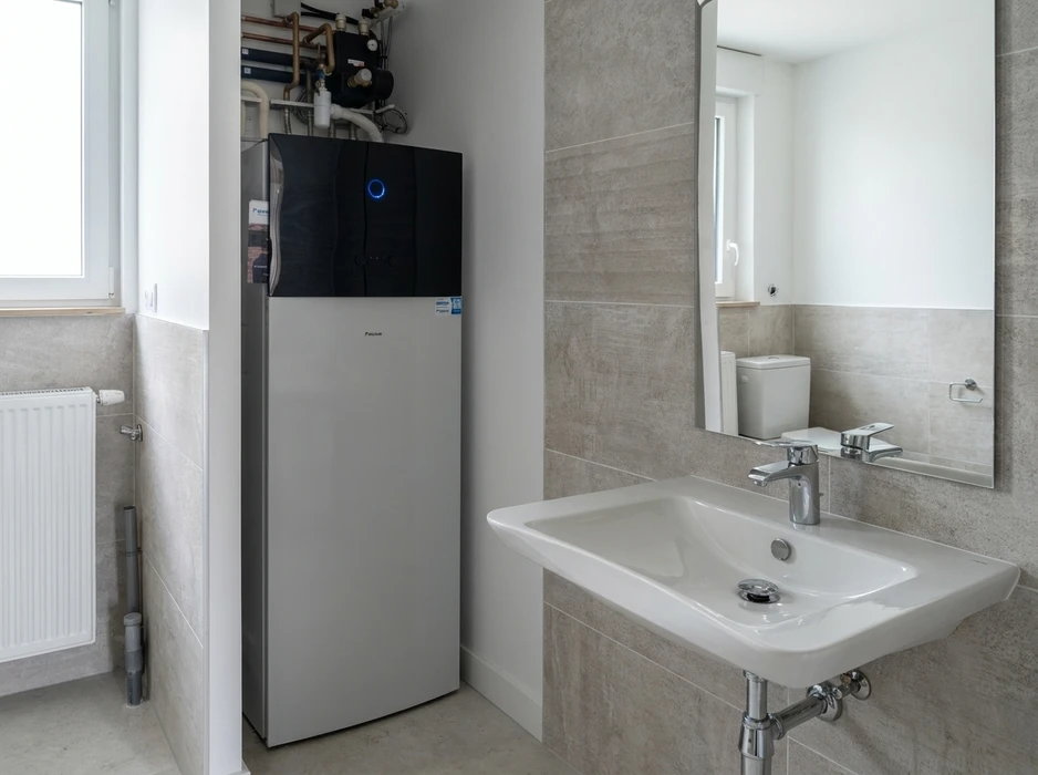 Salle de bain moderne avec carrelage gris
