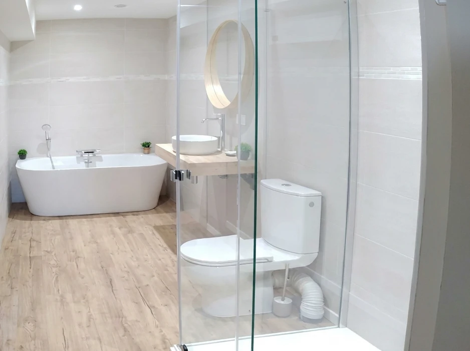 Salle de bain moderne et épurée, style scandinave