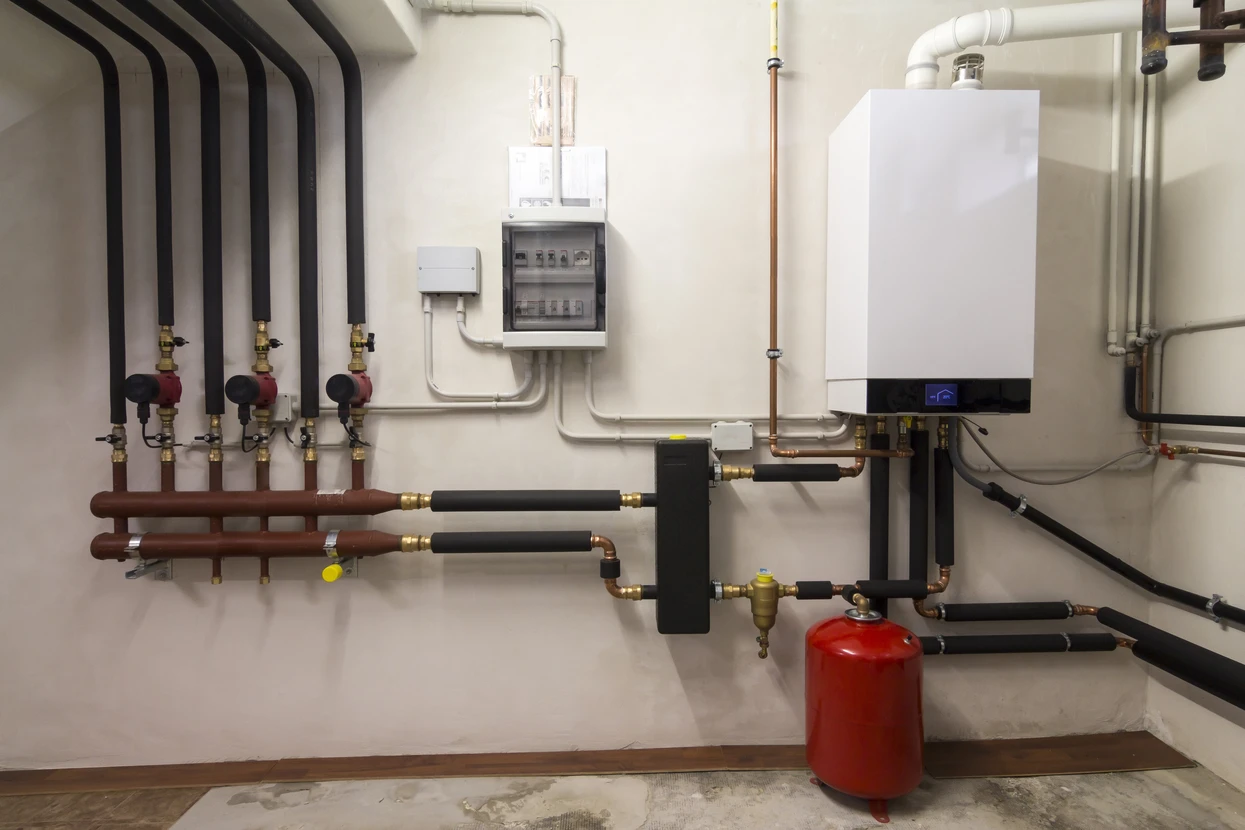 Intérieur d'une chaufferie moderne avec installation de chauffage central