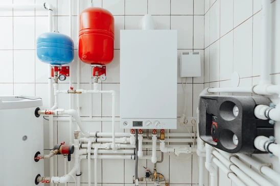 Salle technique intérieure avec installation de chauffage moderne
