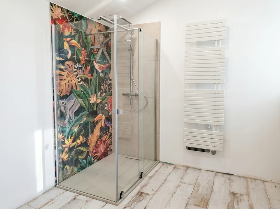 Salle de bain moderne avec baignoire encastrée, lavabo sur colonne blanc, miroir rectangulaire et armoire de rangement