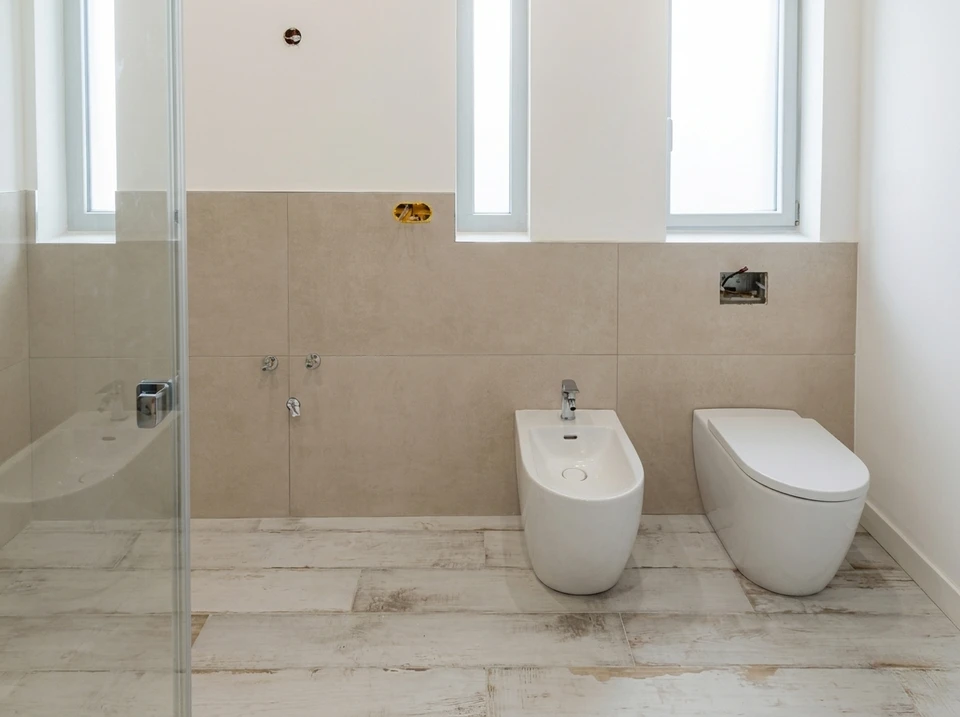 Unité intérieure de climatisation split Daikin, montée en hauteur sur mur blanc d'intérieur