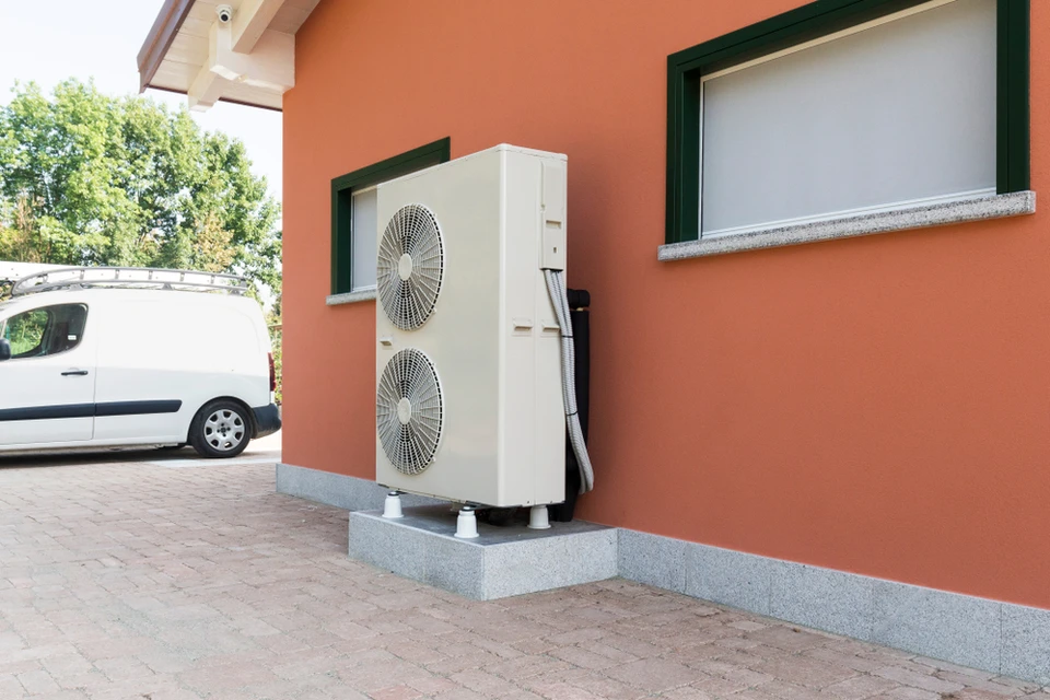 Extérieur résidentiel avec installation de pompe à chaleur air-air