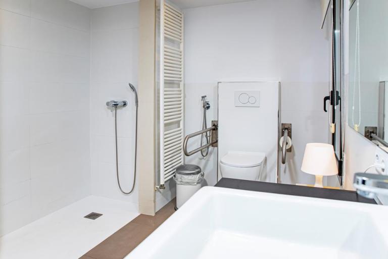 Rénovation de salle de bains à Denain : faut-il penser au PMR ?